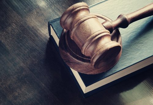 Pros and Cons of Settling Your Case Out of Court
